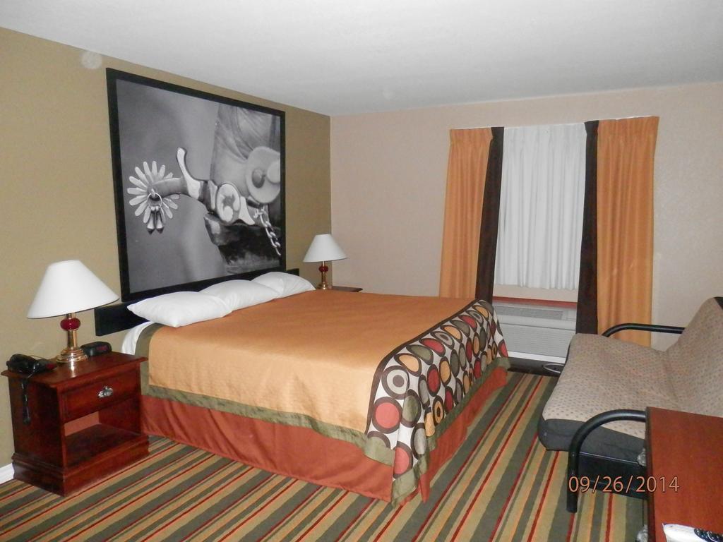 Super 8 By Wyndham Childress Motel Bagian luar foto